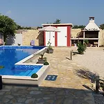 House With Swimming Pool Blue Diamond דירה