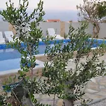 House With Swimming Pool Blue Diamond * פובליאנה