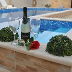 דירה House With Swimming Pool Blue Diamond