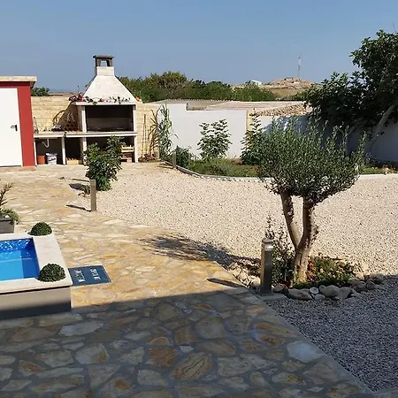 House With Swimming Pool Blue Diamond Daire Povljana