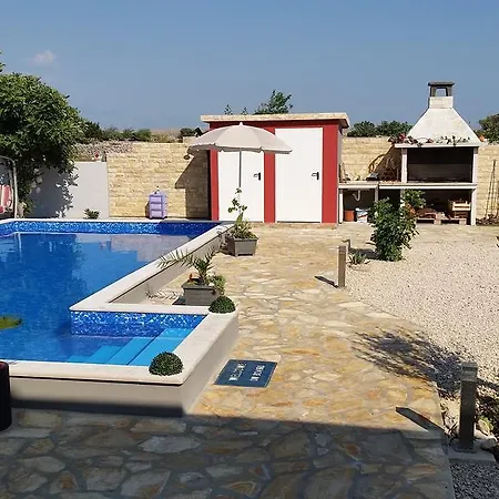 House With Swimming Pool Blue Diamond Daire