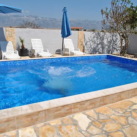 House With Swimming Pool Blue Diamond Daire *