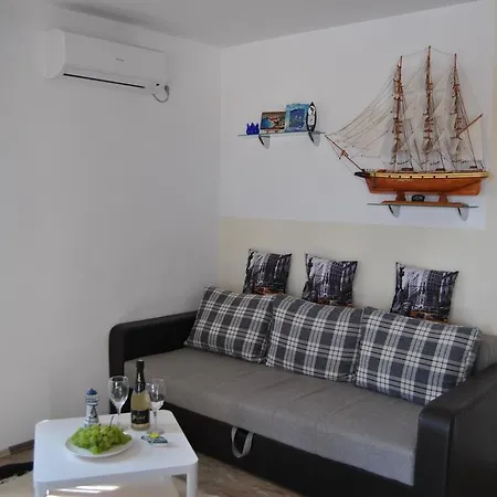 House With Swimming Pool Blue Diamond Daire Povljana
